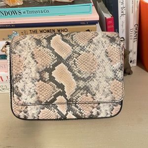 Kelly Wynne Crossbody